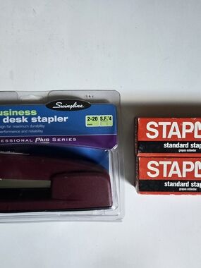 Swingline 747 Business Desk Stapler Burgundy with 2 boxes of staples